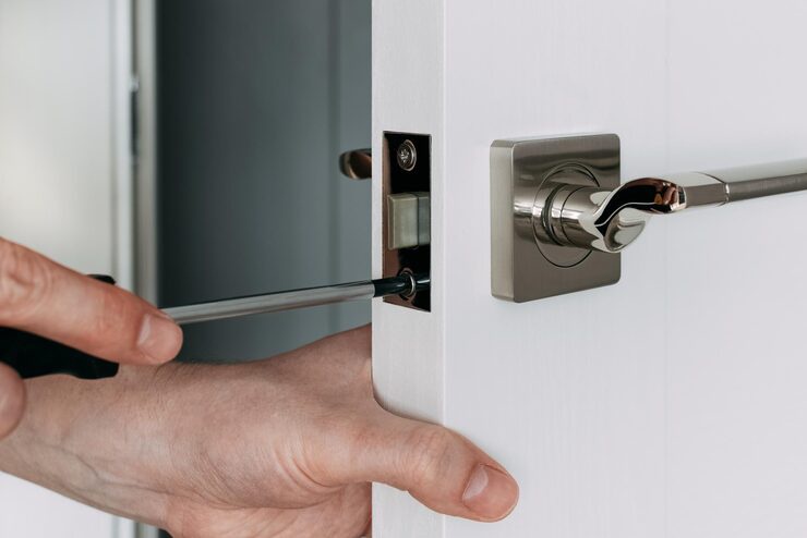 Montage van een deurklink met een schroevendraaier – slotenservice in Nootdorp